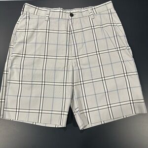 IZOD Men’s Golf Shorts Flat Front Size 33 Plaid Gray White Black